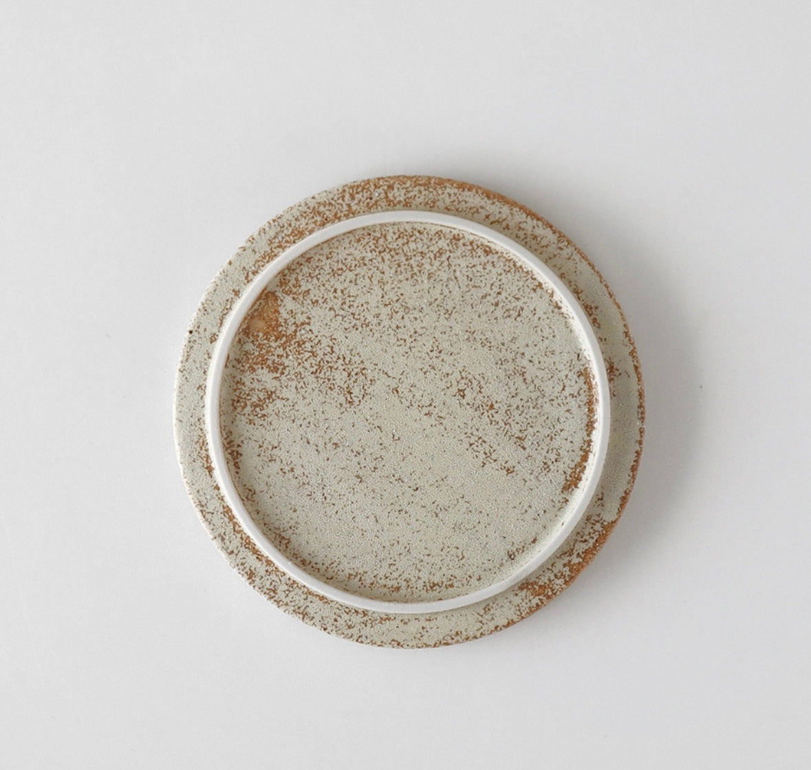 Natural rough round plate 14 cm