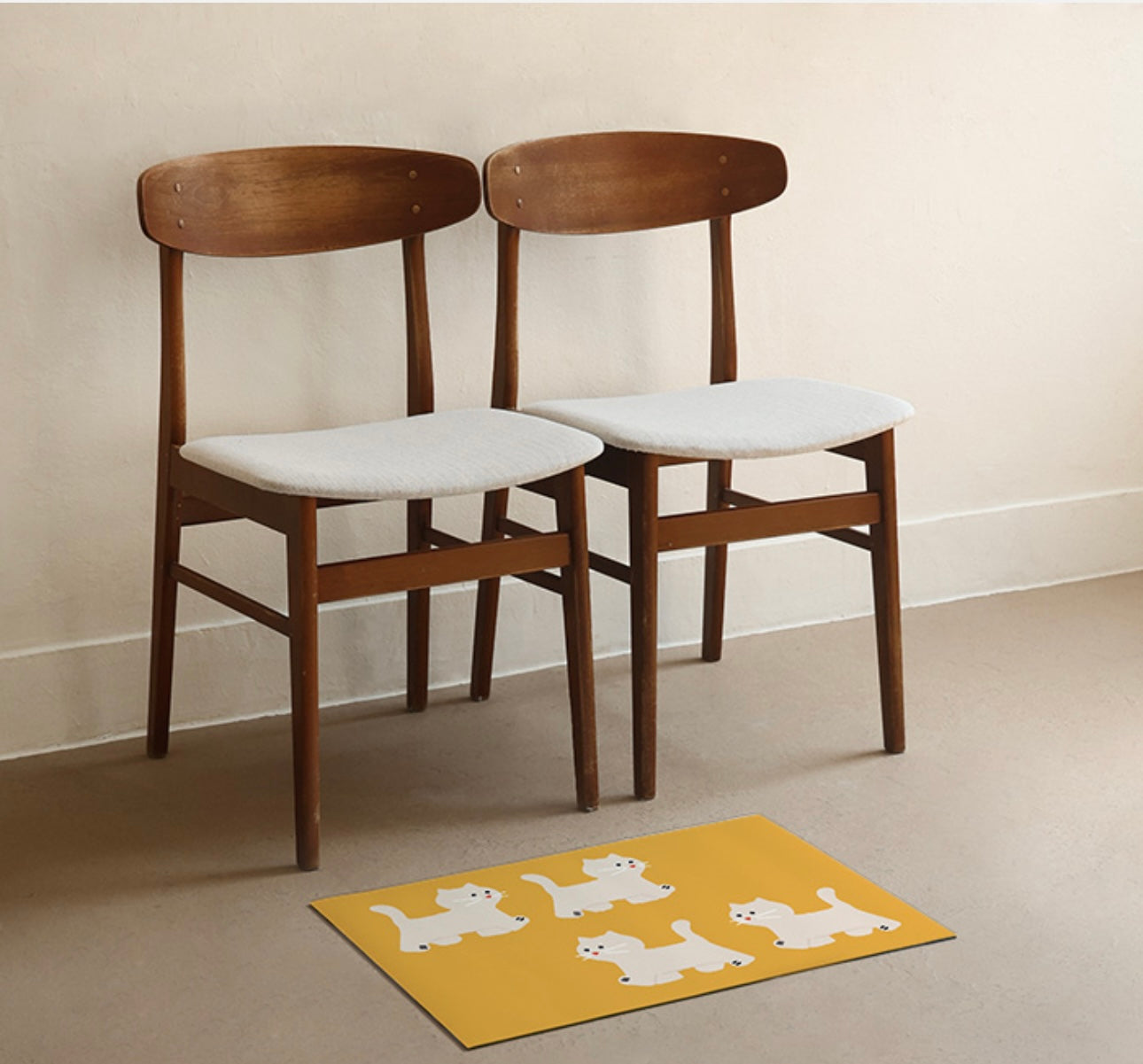 Cat steps Mat