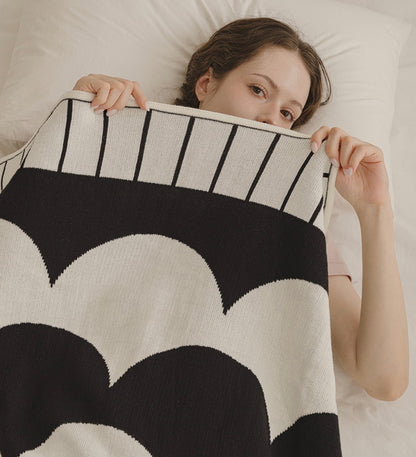 (Seasonal Exclusive) Reversible Knit Throw Blanket —Oreo