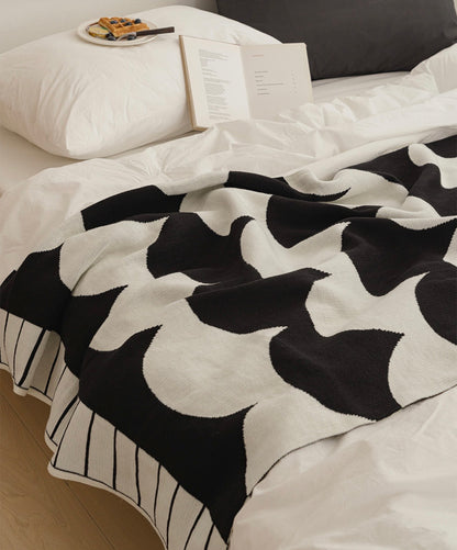 (Seasonal Exclusive) Reversible Knit Throw Blanket —Oreo