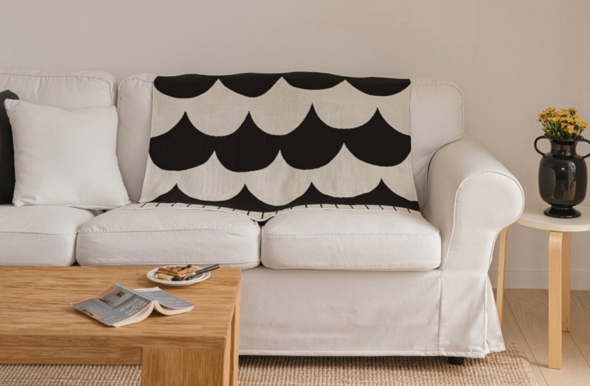 (Seasonal Exclusive) Reversible Knit Throw Blanket —Oreo