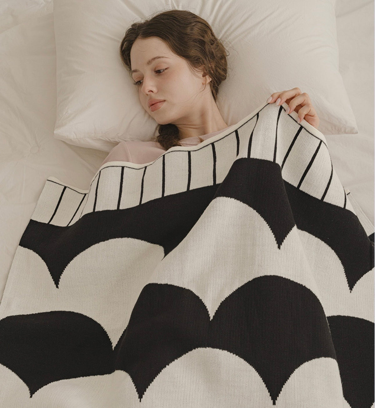 (Seasonal Exclusive) Reversible Knit Throw Blanket —Oreo