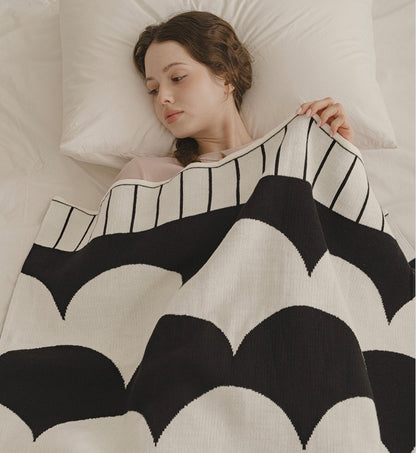 (Seasonal Exclusive) Reversible Knit Throw Blanket —Oreo