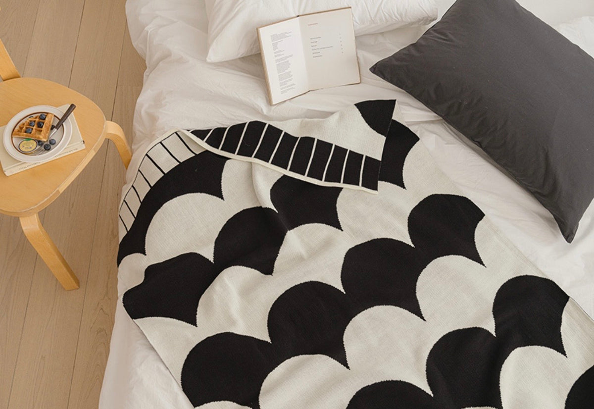 (Seasonal Exclusive) Reversible Knit Throw Blanket —Oreo