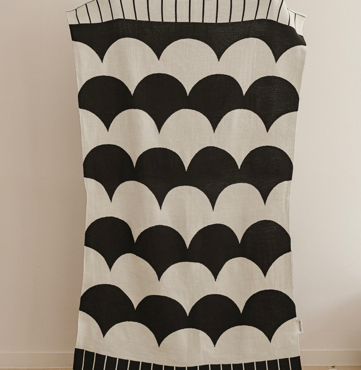 (Seasonal Exclusive) Reversible Knit Throw Blanket —Oreo