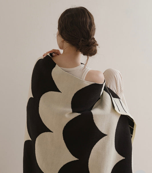 (Seasonal Exclusive) Reversible Knit Throw Blanket —Oreo