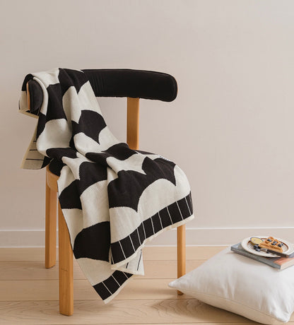 (Seasonal Exclusive) Reversible Knit Throw Blanket —Oreo