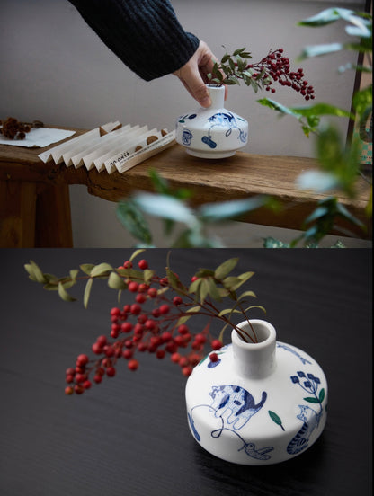 {Artisan] Blue vase of cats