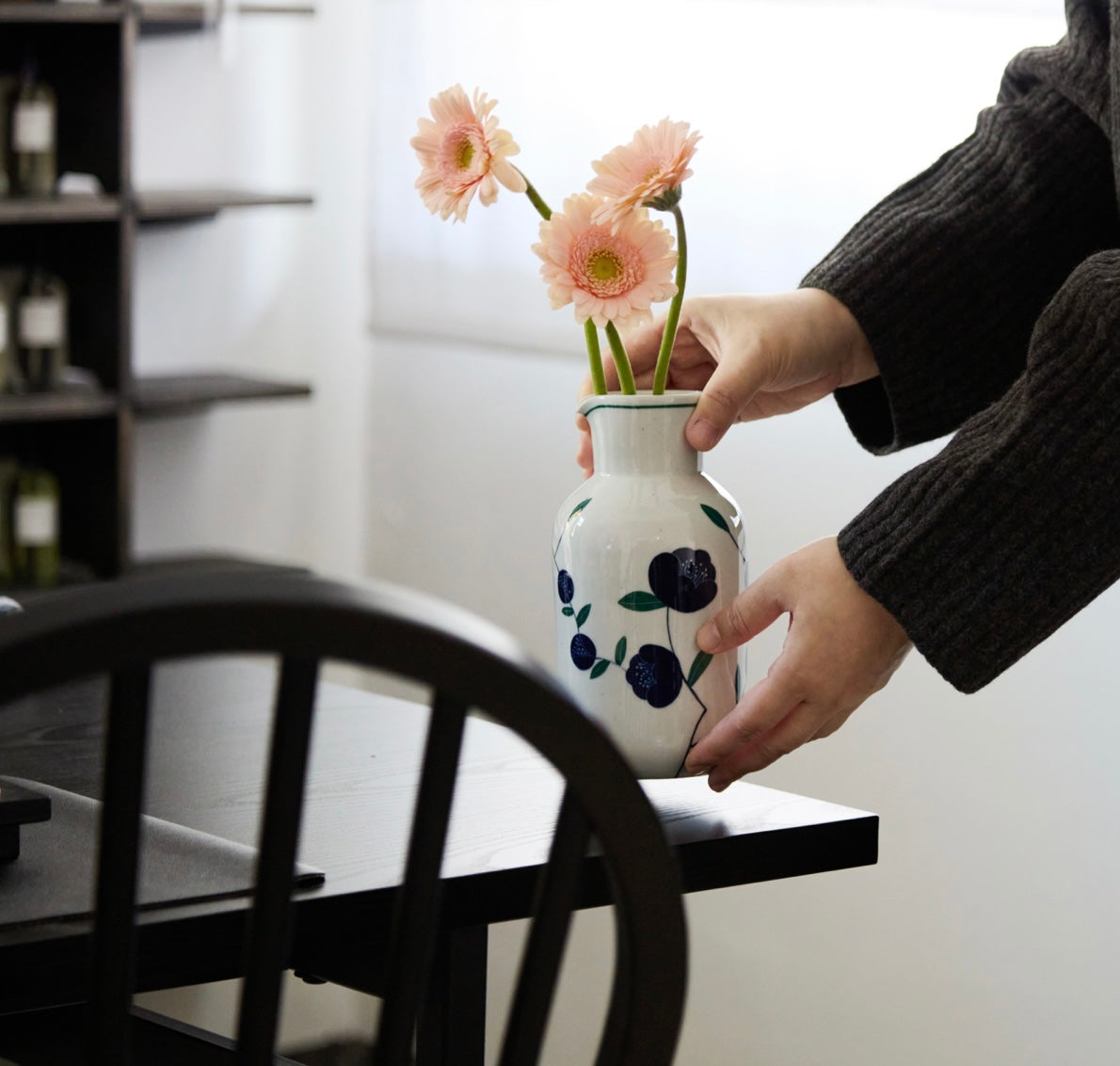 [Artisan] Blue vase of camellia flowers
