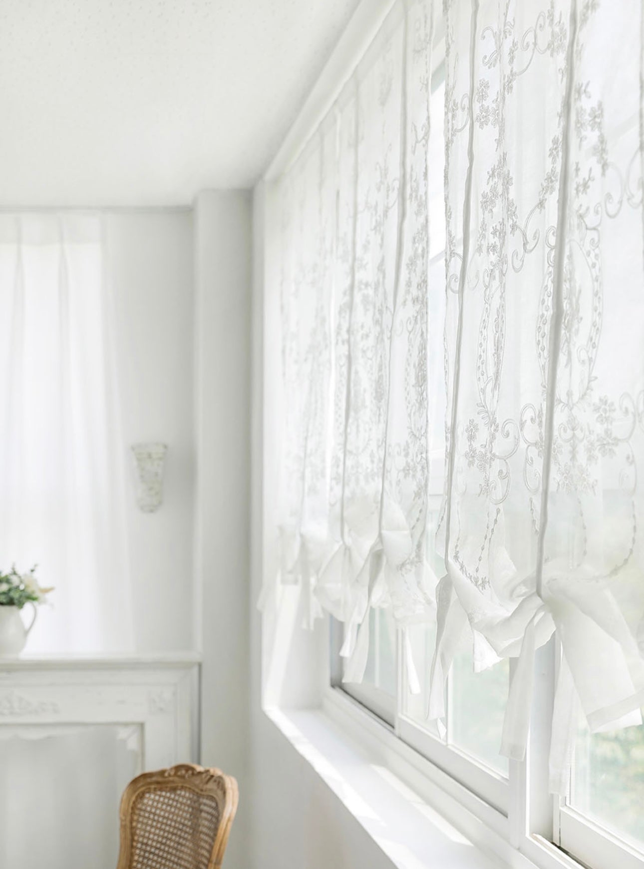 Julie Ribbon Rollup White Embroidery Balance 1P